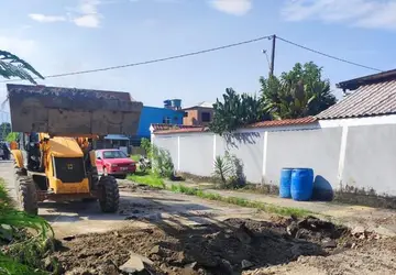Traficantes obrigam funcionário a serviço da Prefeitura de Caxias a construir barricada, diz polícia